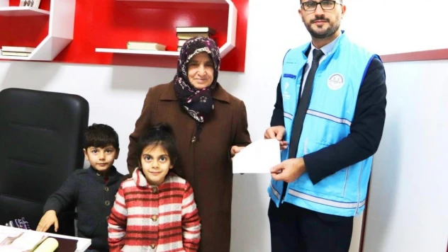 Emekli maaşıyla biriktirdiği altınları Filistin için bağışladı