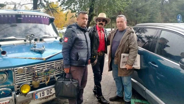 Emekli sınıf öğretmeni giyimi ve tarzı ile dikkatleri üzerine çekiyor