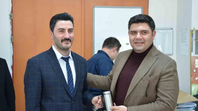 Emet Kaymakamı Seyman ve Belediye Başkanı Doğan'dan öğretmenlere hediye