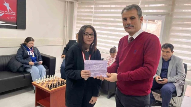 Emet'te afiş yarışmalarında dereceye giren öğrenciler ödüllendirildi