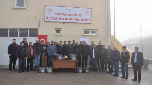Emet'te koyun ve keçi sahibi 18 üreticiye koyun kırkım makinesi dağıtıldı