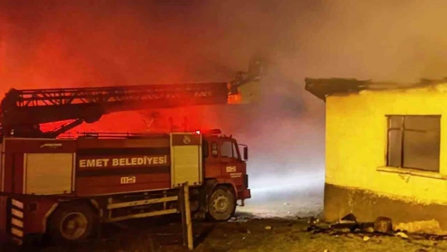 Emet'te tek katlı ev alevlere teslim oldu