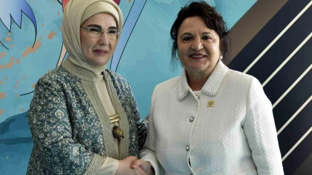 Emine Erdoğan, lider eşleriyle coğrafi işaretli ürünler ve dokuma el sanatları sergisini gezdi