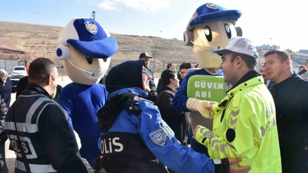 Emniyet birimlerini gezip kısa süreli polis oldular