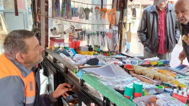 Engelli Aktaş çocukluğundan bu yana çalışıp ekmeğini taştan çıkarıyor