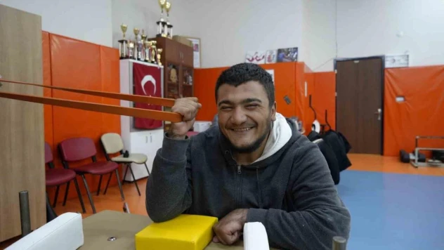 Engelli genç bilek güreşiyle hayata tutundu, Türkiye şampiyonu oldu