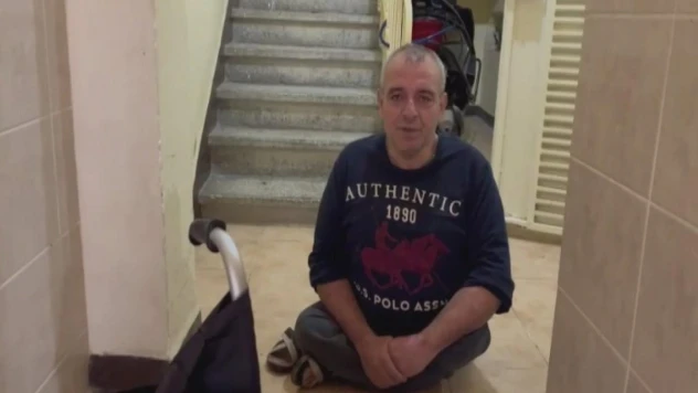 Engelli olduğunu düşünerek yardım etti ama gerçek bambaşka çıktı