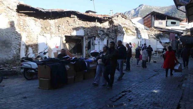 Enkaz çarşısında buruk yılbaşı: Vatandaşların 2024'ten beklentisi depremsiz bir yıl