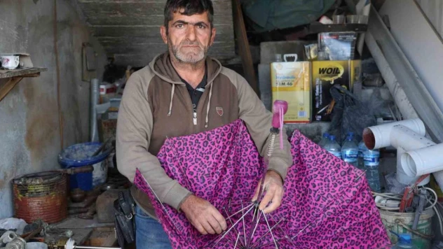 Enkaz çarşısının kalaycısı, 35 yıldır çekiç sallayarak ekmek parasını kazanıyor