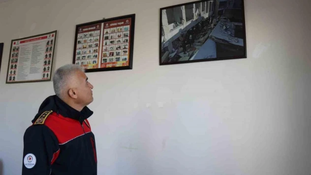 Enkazdan çıkardığı çocuğu yaşatamayan itfaiyeci: 'Personelim görmesin diye enkazın içinde ağladım'