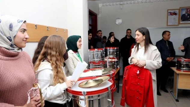 Erciş Güzel Sanatlar Lisesi öğrencilerine enstrüman desteği