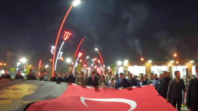 Erciş'te Cumhuriyet'in 100. yılı yürüyüşü