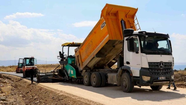 Erciş'te yol asfaltlama çalışması