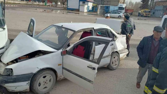 Erciş'te zincirleme trafik kazası: 2 yaralı