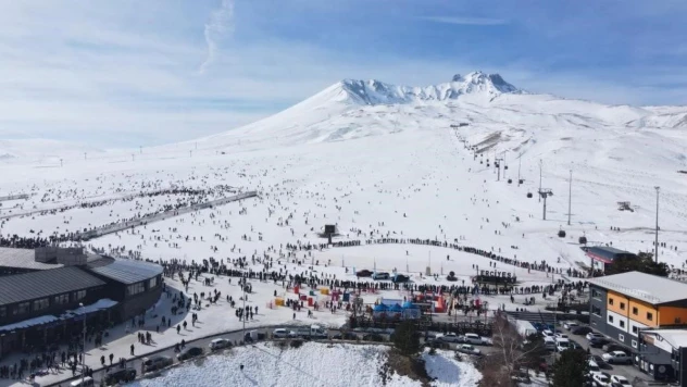 Erciyes'e hafta sonunda ziyaretçi akını: 127 bin kişi ziyaret etti