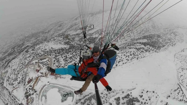 Ergan Dağı'nda adrenalin dolu 'göl manzaralı' yamaç paraşütü