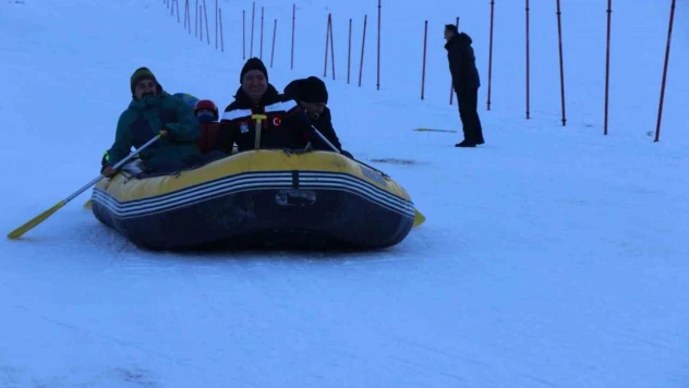 Ergan Kayak Merkezinde kar raftingi renkli görüntüler oluşturdu
