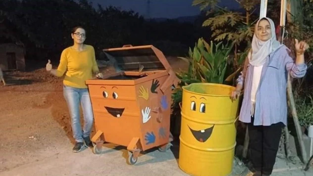 Erzin ilçesindeki çöp konteynerleri artık rengarenk