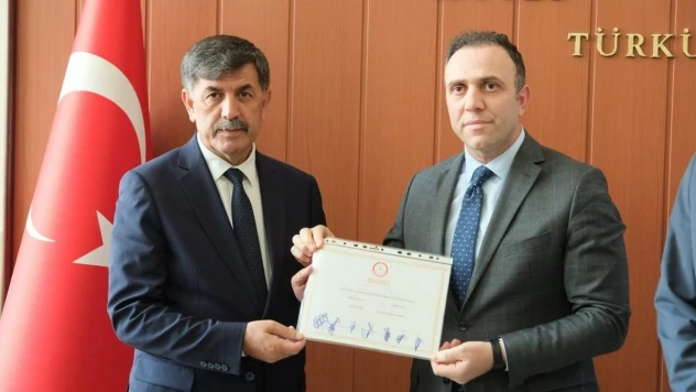 Erzincan Belediye Başkanı Aksun mazbatasını aldı