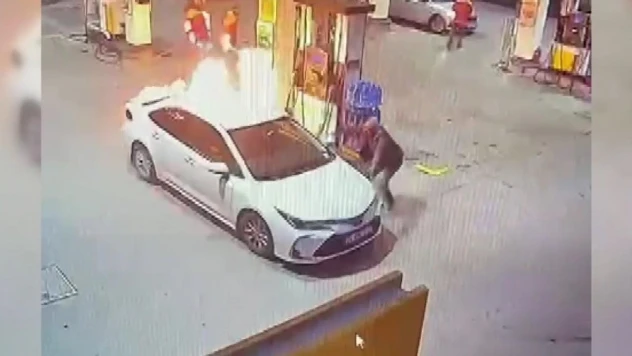 Erzincan'da bir istasyonda akaryakıt alan otomobil alev aldı