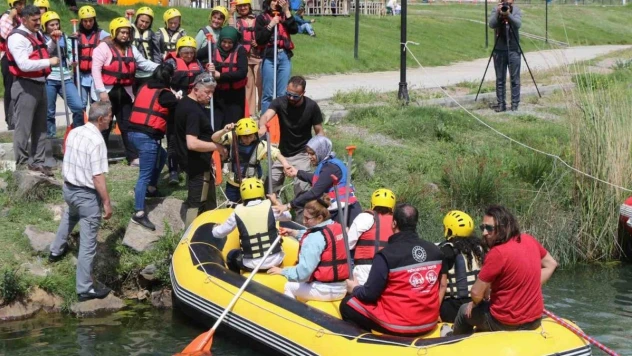 Erzincan'da engelli bireylere yönelik paraşüt ve rafting etkinliği renkli görüntüler oluşturdu