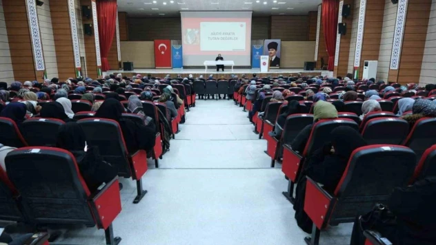 Erzincan'da kadınlara yönelik 'Aileyi Ayakta Tutan Değerler' konferansı düzenlendi