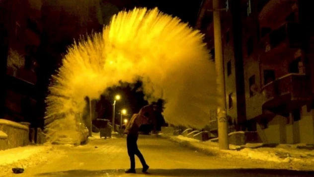 Erzincan'da soğuk havada havaya serpilen kaynar su yere düşmeden buz oldu