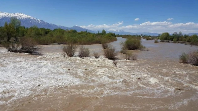 Erzincan'da yağmur yağışları nehir debilerini artırdı