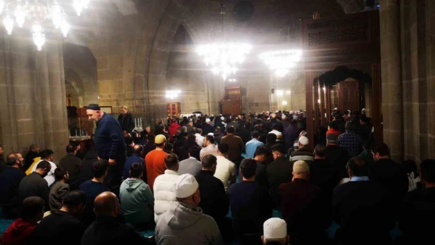 Erzurum'da camiler ilk teravihte doldu taştı