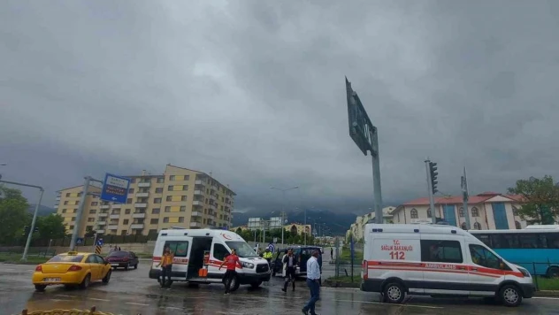 Erzurum'da ambulans kaza yaptı