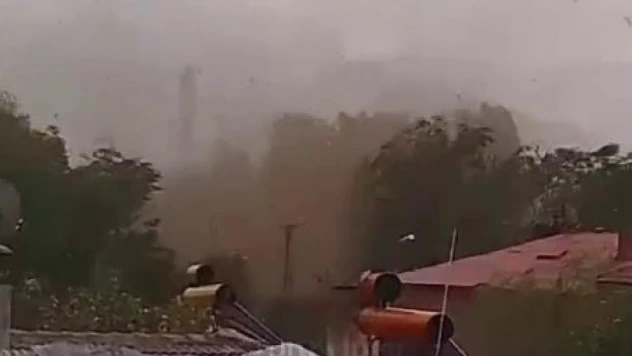 Erzurum'da hortum evlerin çatılarını uçurdu