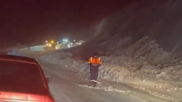 Erzurum'da karayoluna çığ düştü