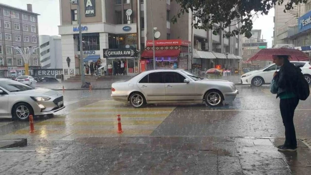 Erzurum'da sağanak yağış etkili oluyor
