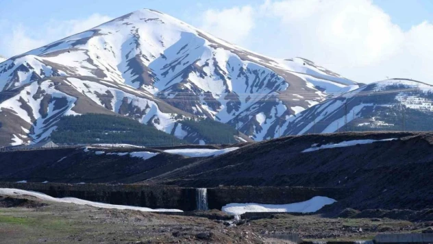Erzurum'un bir yanı kar bir yanı bahar
