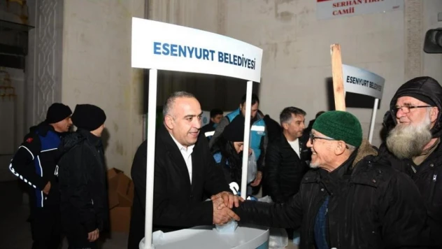 Esenyurt Belediyesi'nden vatandaşlara kandil simidi ikramı