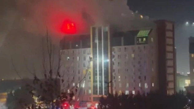 Esenyurt'ta 11 katlı rezidansta korkutan yangın: Mahsur kalan 40 kişi itfaiye ekiplerince kurtarıldı