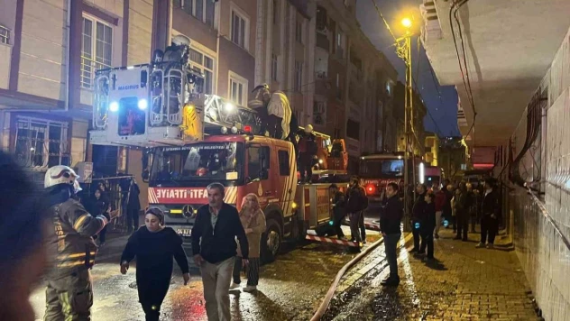 Esenyurt'ta 4 katlı binada korkutan yangın: Mahsur kalan 12 kişi kurtarıldı