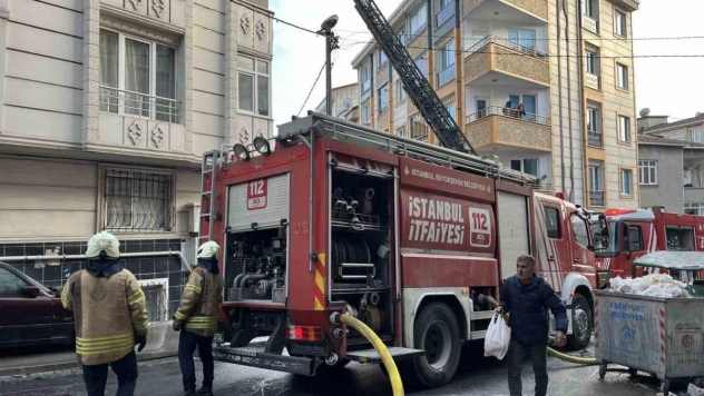 Esenyurt'ta 5 katlı binanın çatısında yangın