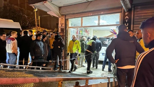 Esenyurt'ta araç tütüncü dükkanına girdi: 2 yaralı