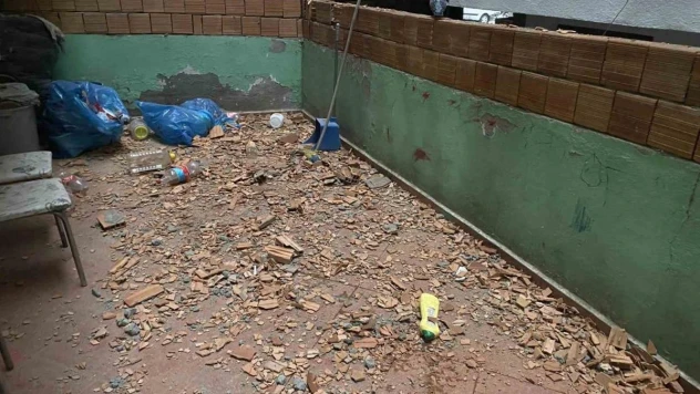 Esenyurt'ta inşaat halindeki binanın tuğlaları, vatandaşın balkonuna düştü