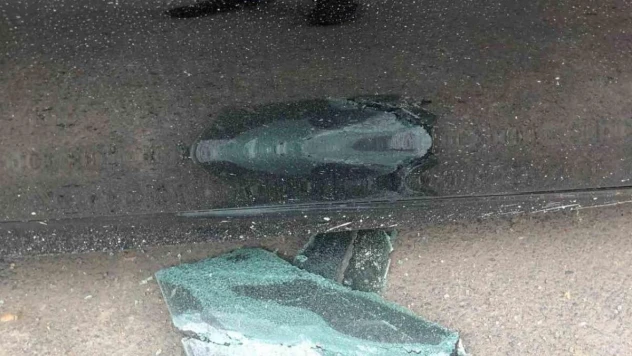 Esenyurt'ta otelin önündeki lüks aracın gösterge panelini çalan hırsızlar kamerada