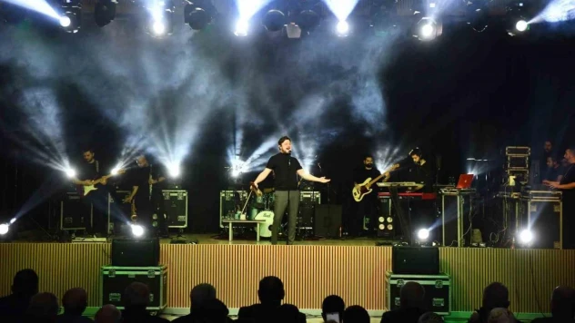 Esenyurt'ta sahne alan sanatçı Ekin Uzunlar kemençe performansıyla dinleyicileri büyüledi