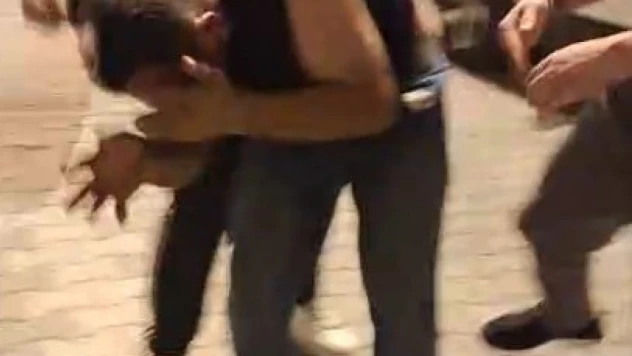 Esenyurt'ta şüpheli hareketleriyle kadınları taciz eden şahsı mahalleli önce darp etti, daha sonra polise teslim etti