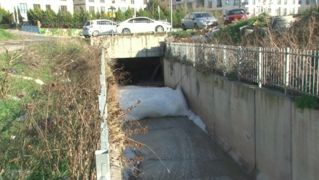 Esenyurt'taki dere yine köpürdü