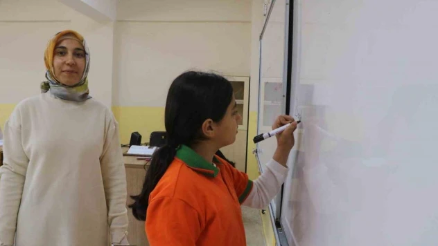 Eşini ve çocuklarını depremde kaybedip bacağı ampute olan Zeynep öğretmen öğrencileriyle hayata tutundu