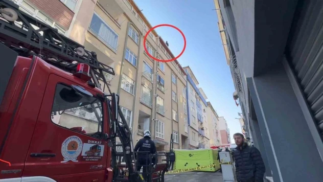 Eşiyle boşanma aşamasında olan şahıs çatıya çıktı, 4 saatte ikna edildi