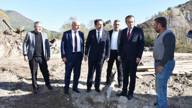 Eskipazar'da asfalt serimi ile köprü yapımı çalışmaları devam ediyor