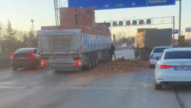 Eskişehir'de tır dorsesinden dökülen tuğlalar trafiği olumsuz etkiledi