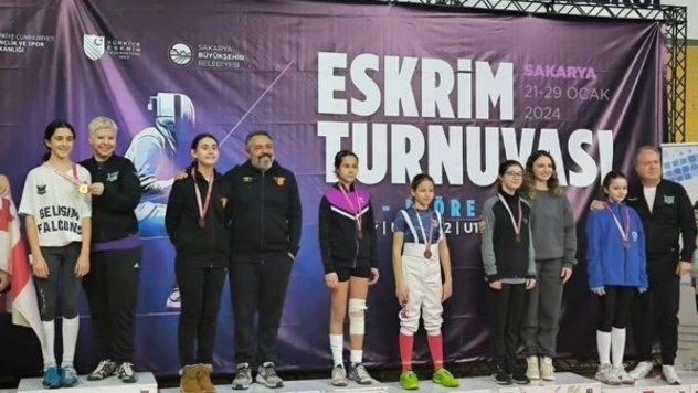 Eskişehir'i temsil eden flöre eskrim takımı Sakarya'dan madalyalarla döndü