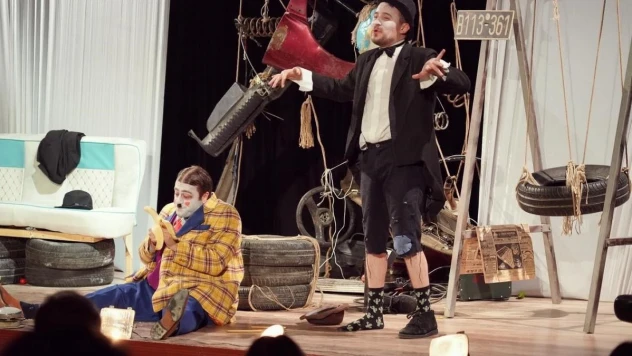 Eskişehir Sui Generis Tiyatrosu, 'Dönemeç' oyununu Erdemli'de sahneledi